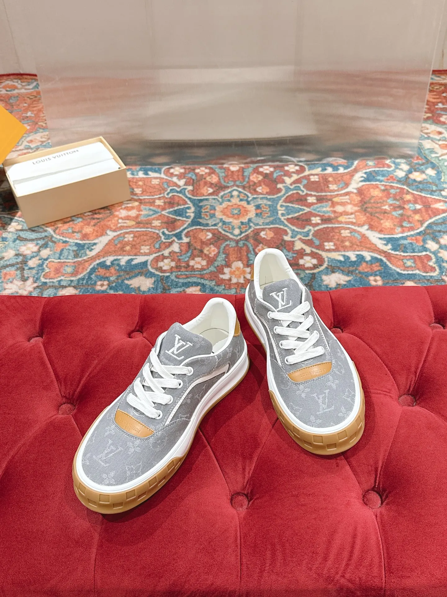 👟👟Ex-factory price 640👟👟 LV men's new tilt sneakers, classic catwalk style, air-glue technology, very comfortable on the feet. Luxurious materials, fine workmanship, European made English letters printed on the midsole, the upper is made of calfskin, the side is decorated with the brand LOGO and signature, the latest latex foot pads ➕ mesh lining, the foot feels super comfortable. Two-color TPU combination outsole. Packing process Goodyear stitched seam fabric: first-layer cowhide, lining: customized silky mesh lining-first-layer silk cowhide lining Bottom thickness: 0.5cm ☑️size: men's 39-44 (45 customized, non-returnable)